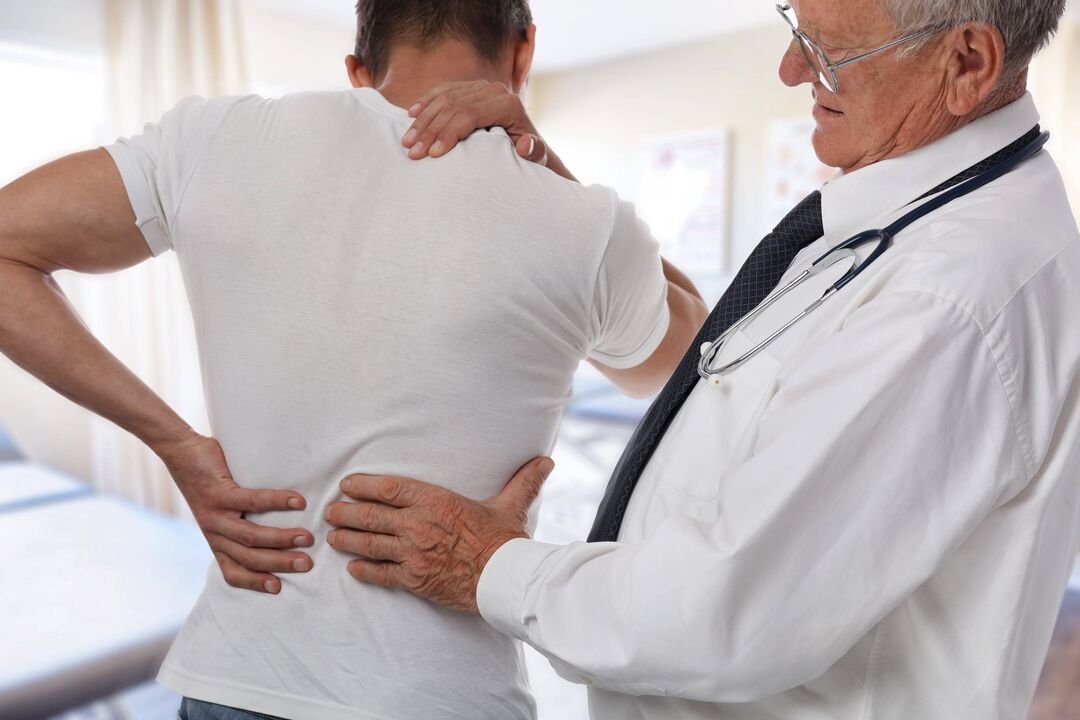 O doutor examina a un paciente con dor nas costas