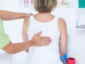 Un paciente con queixas de dor nas costas na zona do omóplato é examinado por un médico